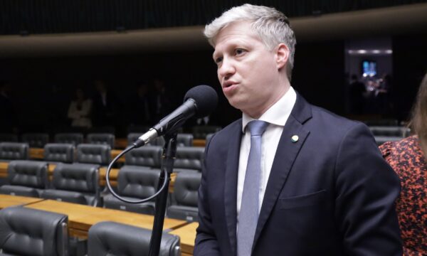 Real Time: Van Hattem lidera disputa ao Senado no Rio Grande do Sul