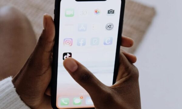 TikTok vs Reels: qual rede dá mais visualizações e vendas em 2026?