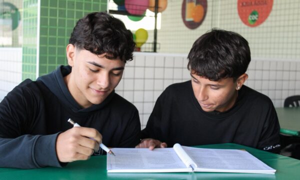 Colégio implanta educação financeira e vê aluno de 8º ano investir na