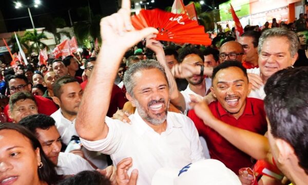 Na busca pela reeleição no Ceará, Elmano aposta em emprego, segurança