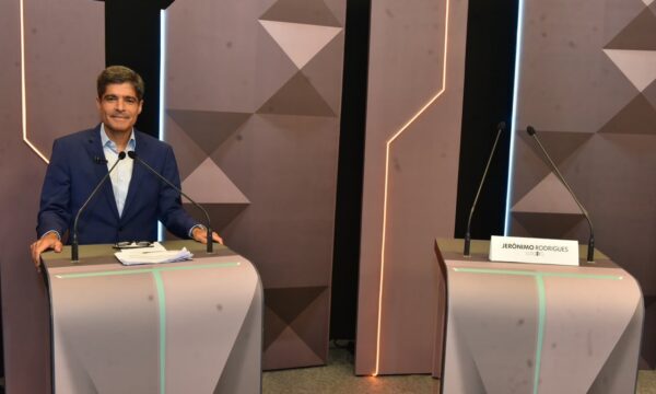 Último debate da Bahia vira sabatina com ACM Neto após ausência de can