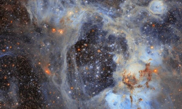 Hubble registra ‘berçário’ cósmico com 30 mil estrelas recém-nascidas