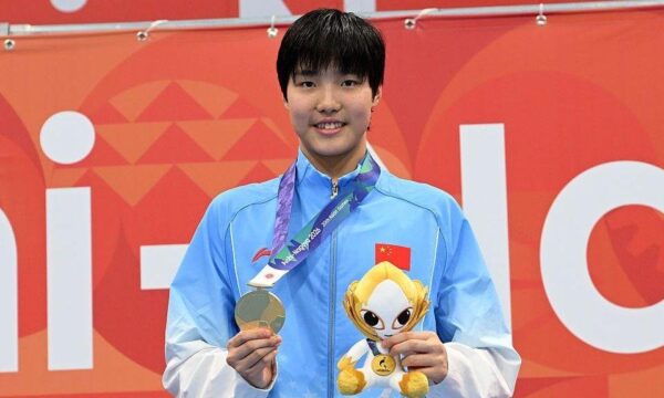 Quem é a chinesa de 13 anos que está ‘assustando’ a natação mundial