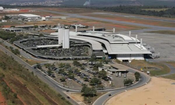 Buraco em pista provoca cancelamentos e atrasos de voos do aeroporto de Confins (MG)