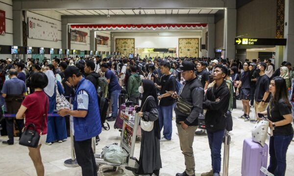 Indonésia fecha oito aeroportos após erupção vulcânica; 150 mil passageiros são afetados