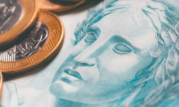Investidores voltam do feriado com petróleo perto de US$ 100 e cautela