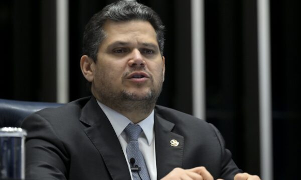 Alcolumbre diz que PEC do fim da escala 6×1 será votado após as eleiçõ