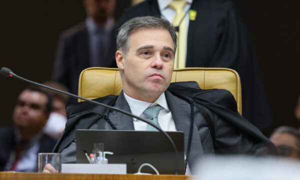Ala do STF defende tirar pedido contra Mendonça da pauta e aguarda vista de Dino sobre Moraes