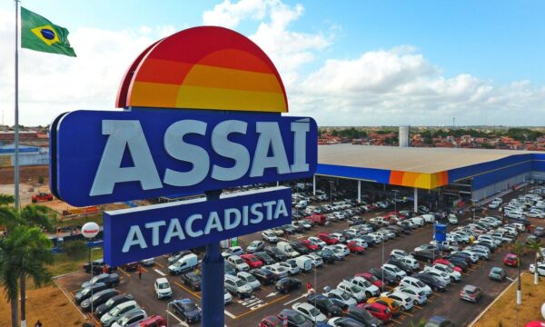 Assaí (ASAI3) adquire 18 postos de combustíveis em operação de até R$