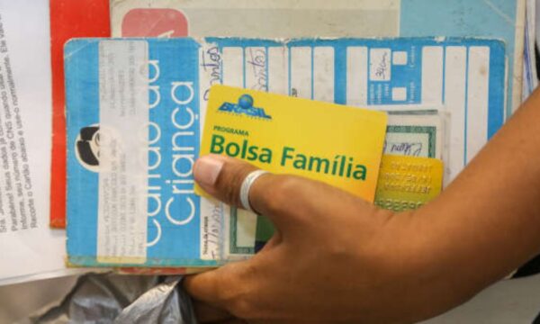Há 17 dias, governo descartava reajuste no Bolsa Família no Orçamento