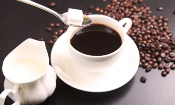 Café arábica atinge nova mínima em 5 semanas; açúcar recua após máxima