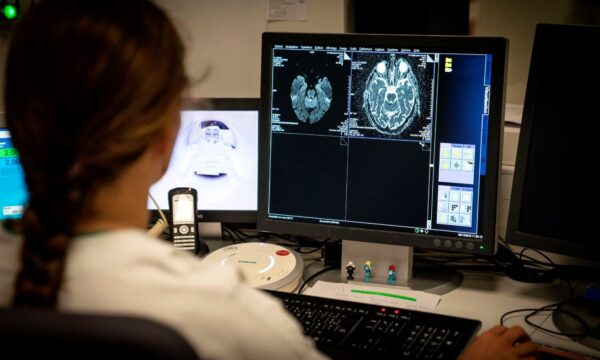 Médico brasileiro já usa mais IA para diagnosticar do que para preench