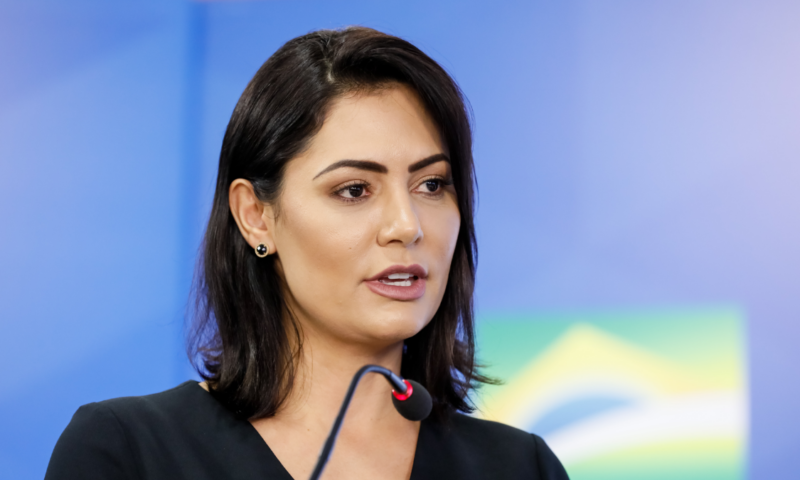 Em meio à crise no STF, Michelle Bolsonaro defende atuação de Mendonça