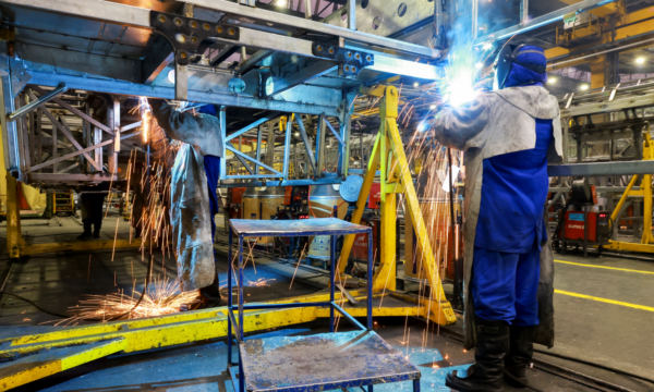 Produção industrial no Brasil volta a crescer em julho, mas fica abaix
