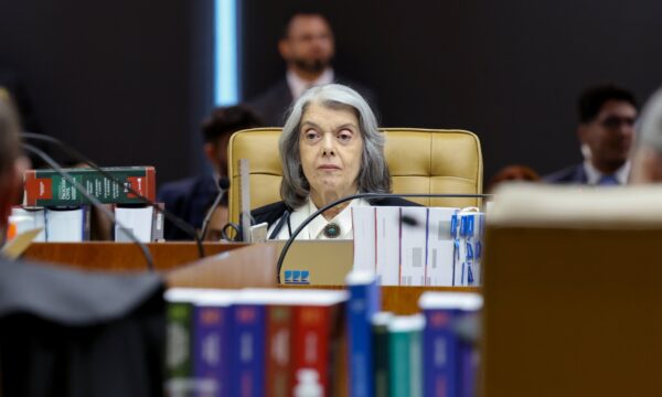Cármen Lúcia vota para julgar Moraes e Mendonça separadamente; placar