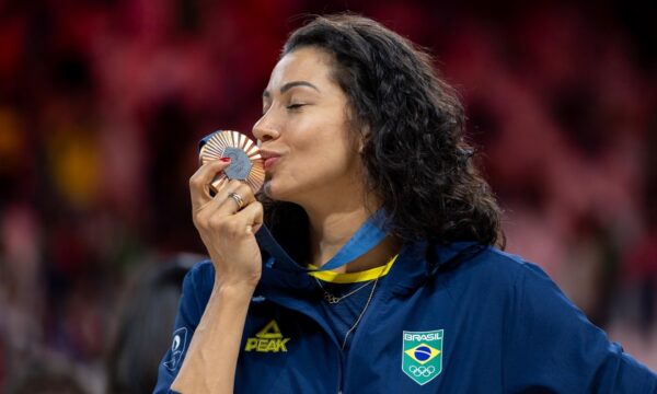 Carolana revela câncer de colo do útero e projeta volta ao vôlei após