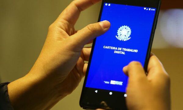 Jovens fizeram mais de 859 mil buscas por emprego em seis meses