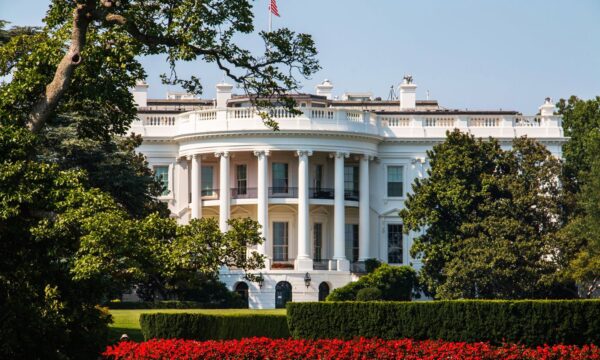 Trump proíbe entrada de CNN, MS NOW e Politico na Casa Branca