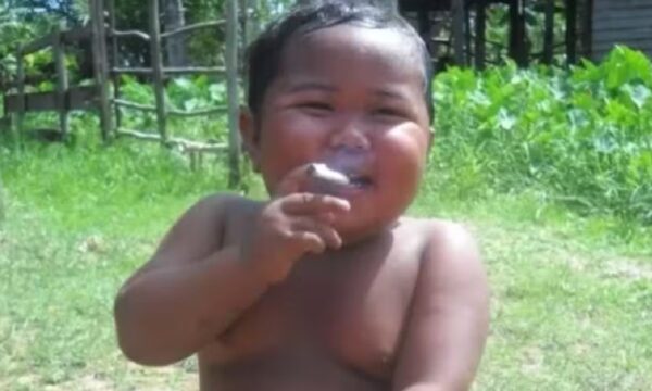 Lembra dele? Veja como está Ardi Rizal, menino que fumava 40 cigarros