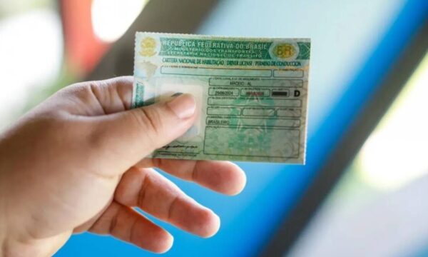 Legislação permite conduzir com a CNH vencida até dezembro; veja quem