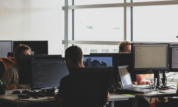 Mercado de trabalho sente efeito da IA primeiro entre jovens, mostra e