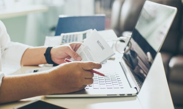 4 coisas que importam mais no currículo do que a faculdade que você fr