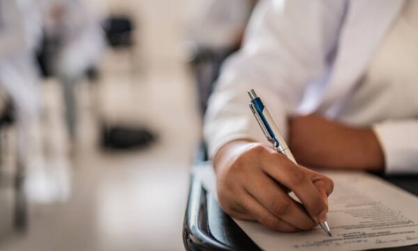 Governo de SP autoriza abertura de 5 mil vagas para professores; veja