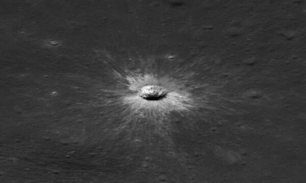 Nasa identifica nova cratera na Lua criada por asteroide há dois anos;