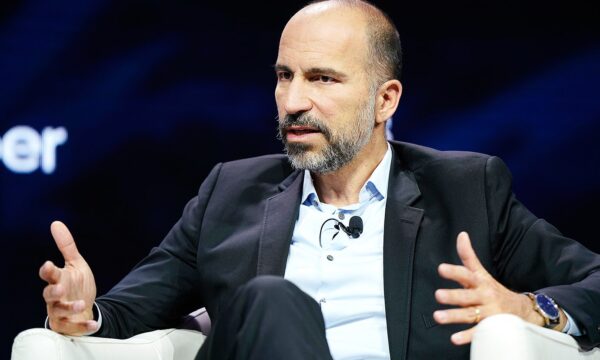 Uber demitirá 10% dos funcionários, cortará níveis de chefia e reduzirá trabalho remoto