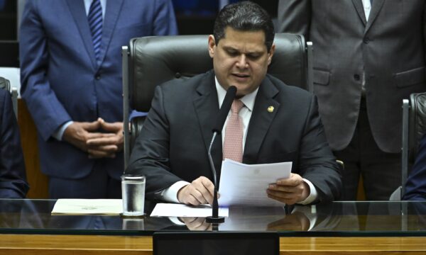 Alcolumbre rebate pressão por impeachment de Moraes e cita R$ 130 milh