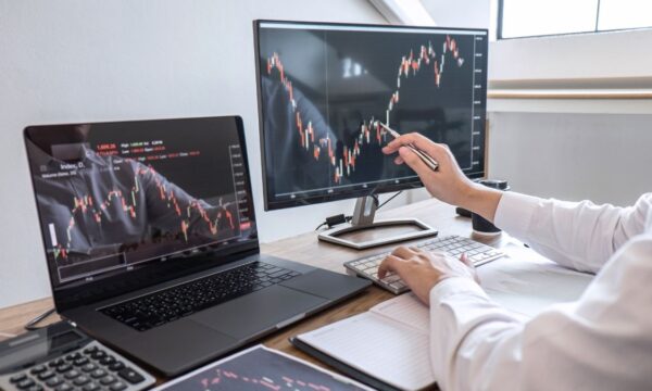 Day trade: Compre Suzano (SUZB3) e venda Marcopolo (POMO4) para ganhar