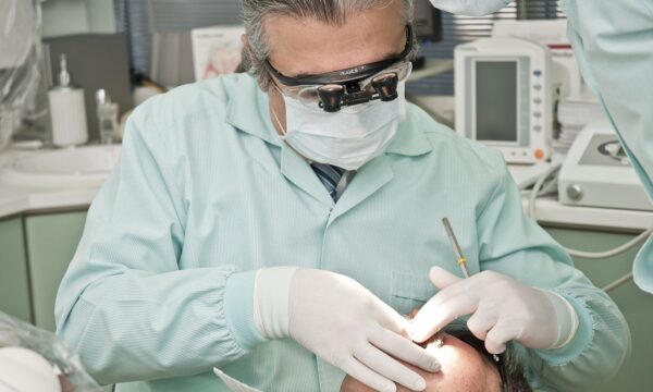 Por que essa vaga de dentista com salário de R$ 21 mil causou espanto?
