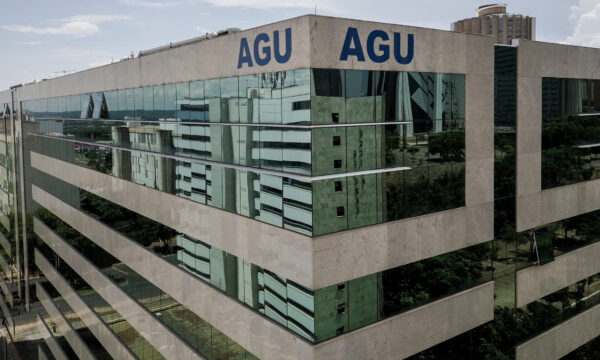 AGU recorrerá de afastamento de diretor-geral da PF, diz fonte