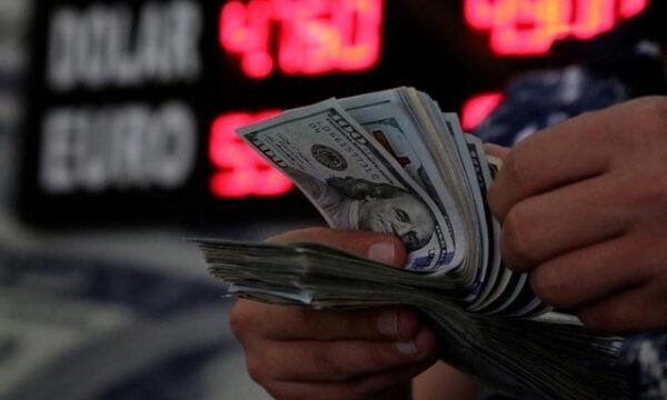 Ibovespa cai e dólar passa de R$ 5,20 a menos de uma semana para o 1º