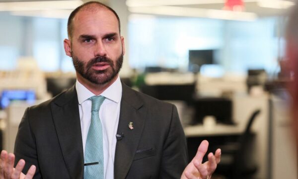 Eduardo Bolsonaro se considera dissidente e diz estar ‘muito feliz’ co