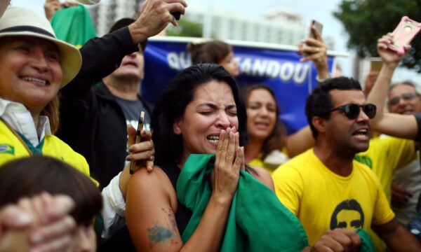 Brasil está preso entre potencial econômico e impasse político, diz The Economist
