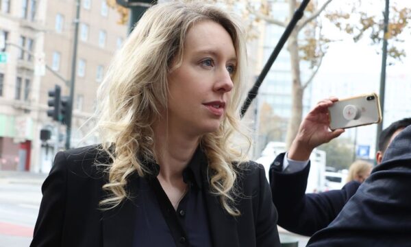 A24 lança filme sobre os últimos dias livres de Elizabeth Holmes, da Theranos