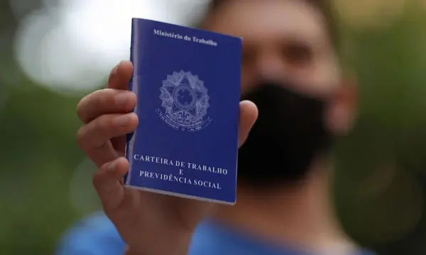Taxa de desemprego no Brasil fica em 5,3% no trimestre encerrado em ag