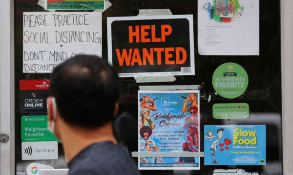 Pedidos semanais de auxílio-desemprego nos EUA têm leve alta em meio a