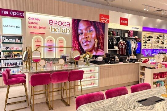 Época Cosméticos inaugura espaço com personalização de batons