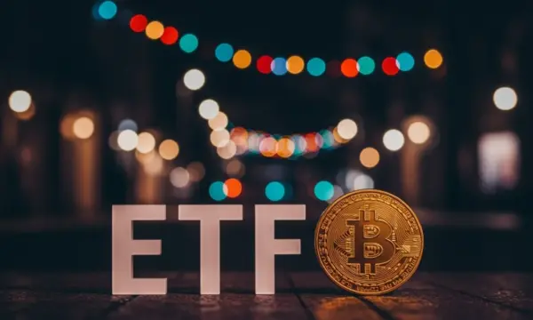 ETFs de Bitcoin atraem quase US$ 1 bilhão na maior entrada diária em quase um ano