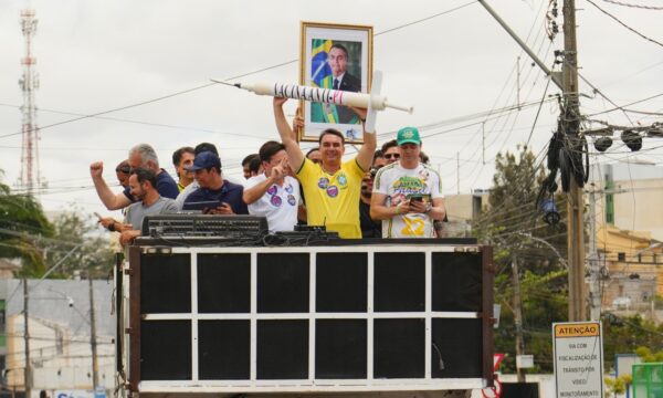Após giro pelo Nordeste para reduzir vantagem de Lula, Flávio Bolsonar