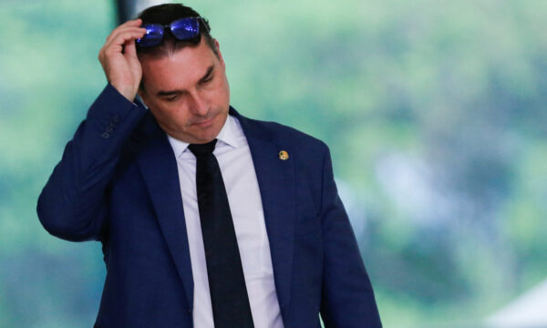 Rolex de R$ 305 mil, festas, crise familiar e lobby com Nunes Marques; site aponta segredos de ex-sócio sobre Flávio Bolsonaro