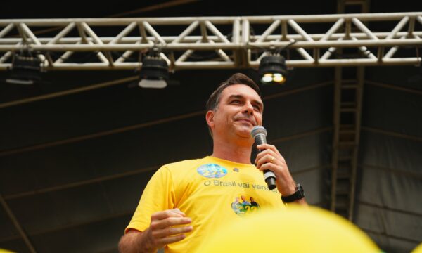 Real Time Big Data: Flávio Bolsonaro lidera com 15 pontos de vantagem