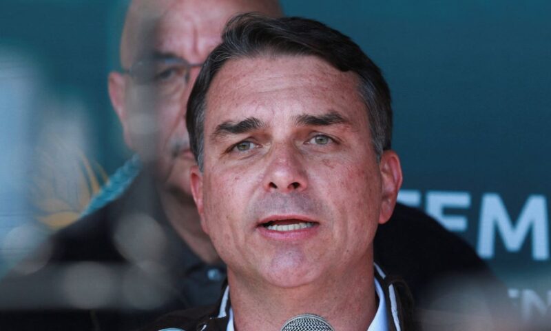 Em ato na Paulista, Flávio busca vincular Lula a Moraes e promete recu