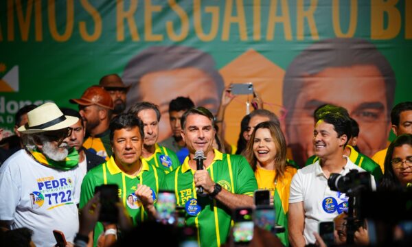 Flávio Bolsonaro diz que aumento do Bolsa Família é ‘ato de desespero’ de Lula
