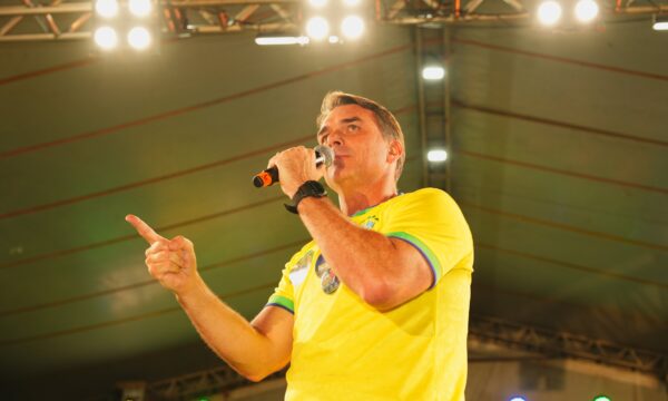 Real Time: Flávio Bolsonaro tem vantagem de 19 pontos sobre Lula no ma