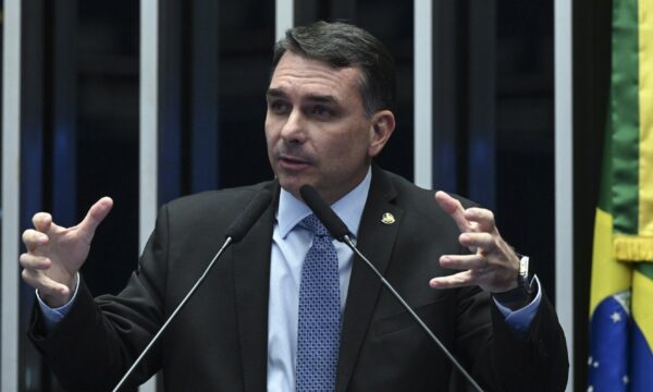 AtlasIntel: Flávio Bolsonaro tem vantagem de 19,7 pontos sobre Lula no