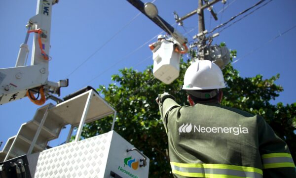 Colisões com postes afetaram 3 milhões de clientes da Neoenergia em 2025 e 2026