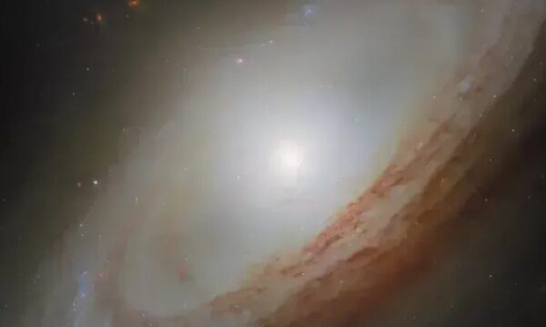 Esta galáxia registrada pelo Hubble parece normal, mas há algo estranh